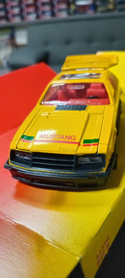 Corgi Ford Mustang Cobra en jaune