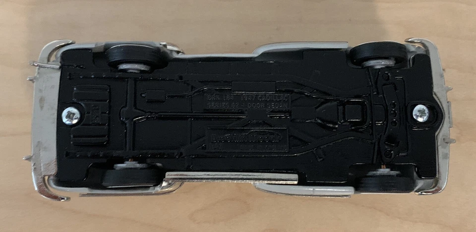 Brooklin Models 1:43 BRK 184 - 1947 Cadillac Series 62 sedã 4 portas, cinza francês - Imagem 3 de 4