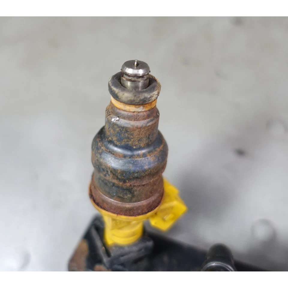 BMW 318 M42 1991-1992 1991-1992 1,8 L 4 cilindros riel de suministro de combustible dañado con inyectores OEM Foto 2 de 4