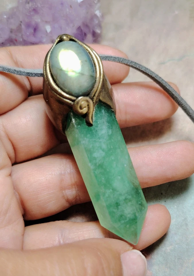 Collar colgante de fluorita varita bruja bosque verde labradorita. Joyería de diosa Foto 2 de 4