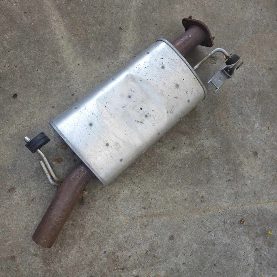 Silenciador/resonador de escape medio Chevy Traverse 2018-2024 OEM Foto 2 de 4