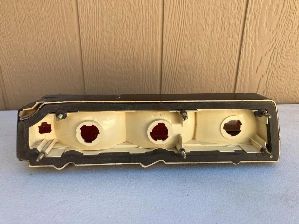 Luz trasera Lincoln Mark IV 1972-1976 50% DEL PRECIO LISTADO ¡A TRAVÉS DE HACER OFERTA! Foto 4 de 4