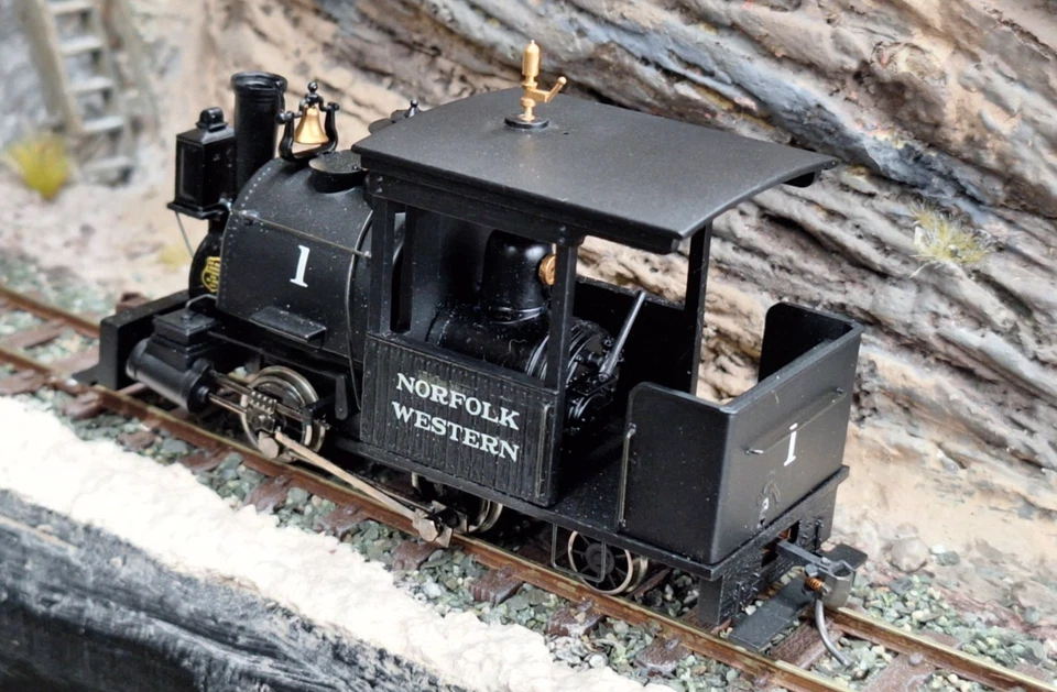 Bachmann Spectrum 25562. 0-4-2 Porter Loco DC. Re-lettered Norfolk & Western VGC - Image 3 of 4