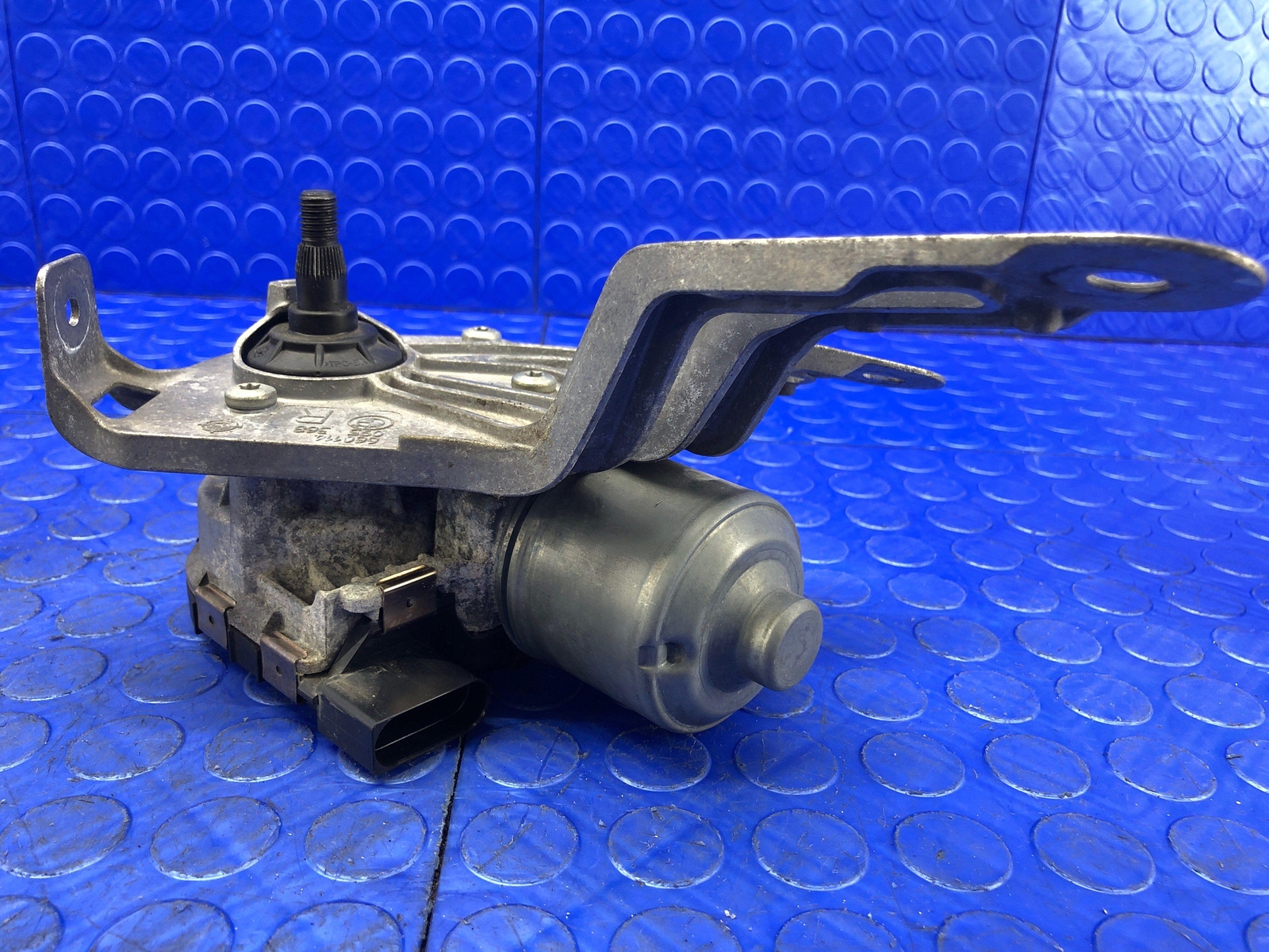2014 2015 2016 2017 2018 2019 BMW I8 OEM FRONT RIGHT WINDSHIELD WIPER MOTOR