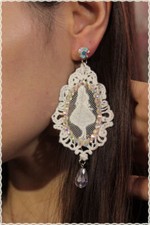 Orecchini in pizzo macrame bianco pendenti artigianali con strass e punto luce