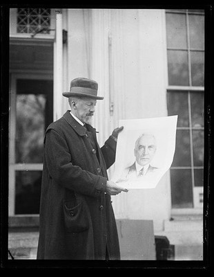 Photo:Man with sketch of Warren Harding
