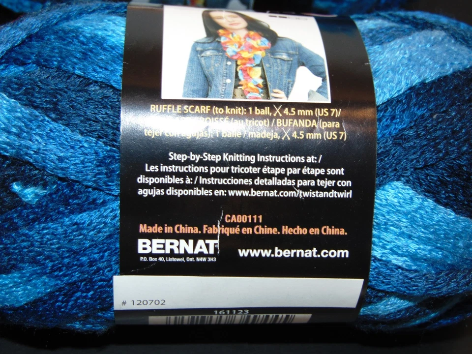 Шарф из пряжи Bernat Twist & Twirl Blueberry Twist радужная лента средний размер 4 - Изображение 3 из 4