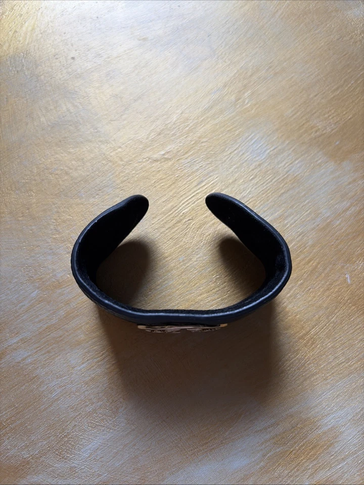 ¡¡Raro!! Brazalete Tory Burch Vintage Cuero Negro Con Medallón Dorado ¡Precioso Usado en Excelente Condición! Foto 4 de 4