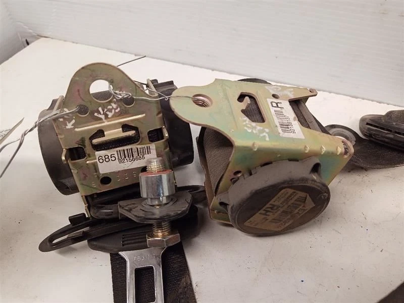 Par de retractores de cinturón de seguridad delantero izquierdo derecho de 2004 Pontiac GTO 3432916 Foto 2 de 4