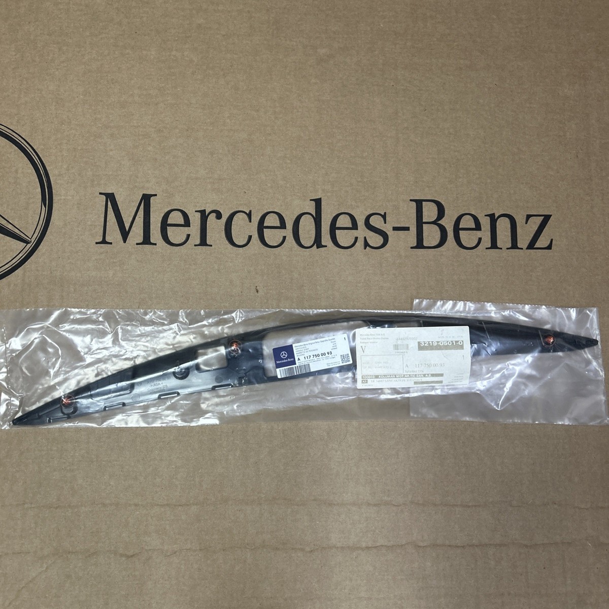 A1177500093 MERCEDES C117 TRUNK LID LICENSE PLATE HANDLE MOLDING 
