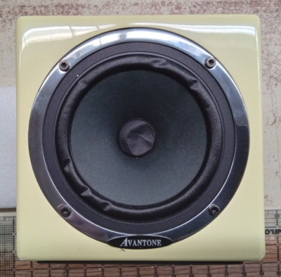 Avantone Pro Active MixCube 5.25'' Powered Studio Monitor Cream New/Corner Damage
