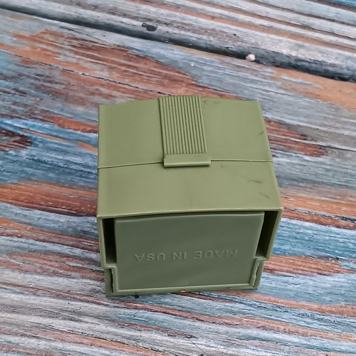 Caja de anillo de presentación de plástico vintage Mcm fieltro verde verde bisagras Cool Box - Imagen 3 de 10