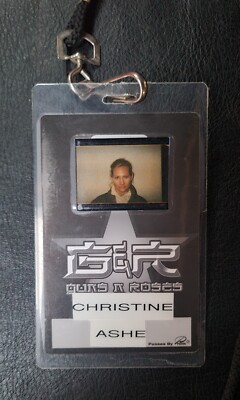 GUNS N' ROSES VIP 特典グッズ Guns n Roses 2017 Not in this Lifetime Tour VIP Book & Buttons