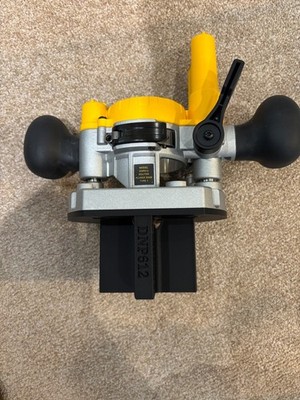 Dewalt DCW600 Kantenanleimmaschine Trimmaufsatz über DNP612 Tauchbasis