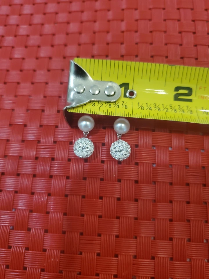 Pendientes colgantes Honora de perlas cultivadas con botones y cuentas de cristal blancos Foto 2 de 4
