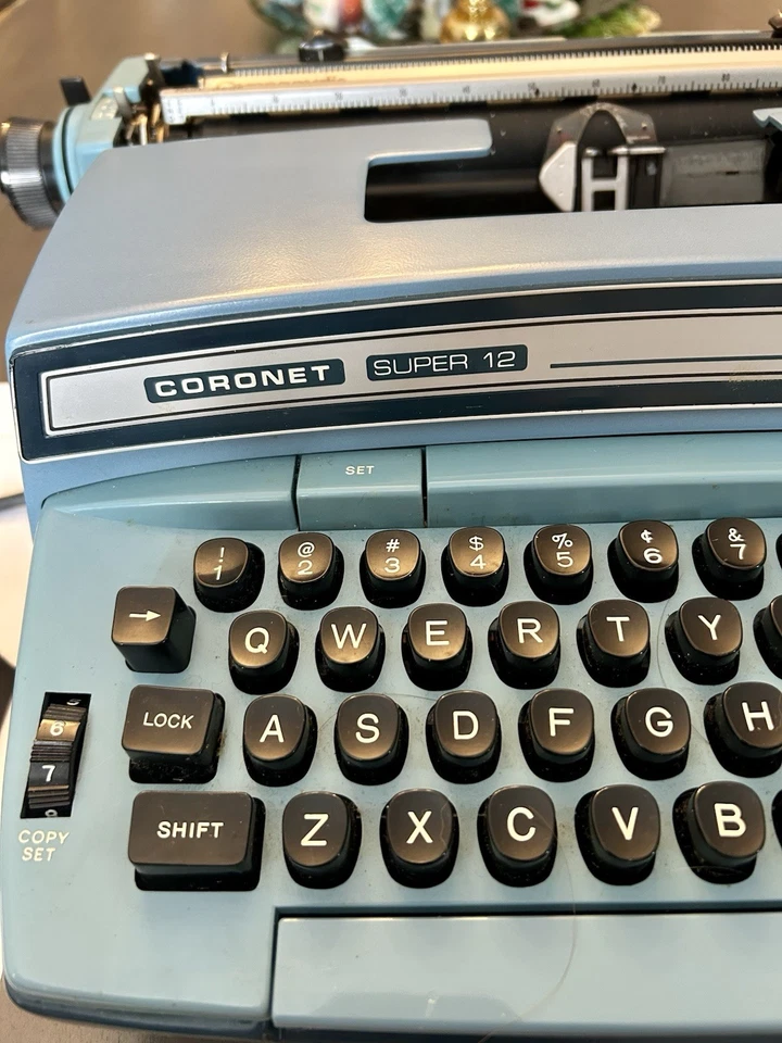 Máquina de escribir eléctrica Corona Baby Blue Coronet Super 12 y estuche ¡Funciona muy bien! Foto 3 de 4