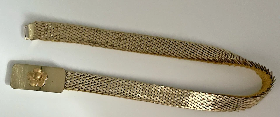 Винтажный золотистый металлический эластичный пояс в виде рыбьих весов с цветочной пряжкой 23–36 дюймов - Изображение 2 из 4