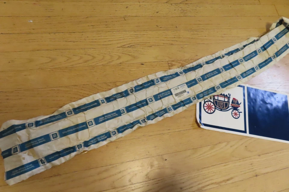 New GM OEM 1988 - 1998 Chevy GMC pickup truck box bed side molding NOS - Image 3 of 4