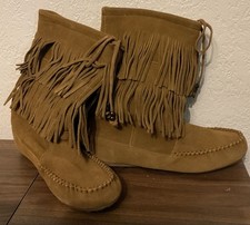 Minnetonka decorah double fringe moccasin boots Size 9.5