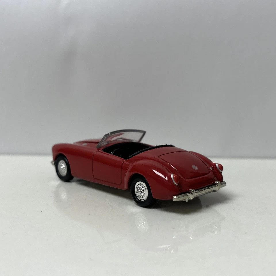 1960 60 MG MGA 1500 Twin Cam Collectible 1/64 Scale Diecast Diorama Model - Image 4 of 4