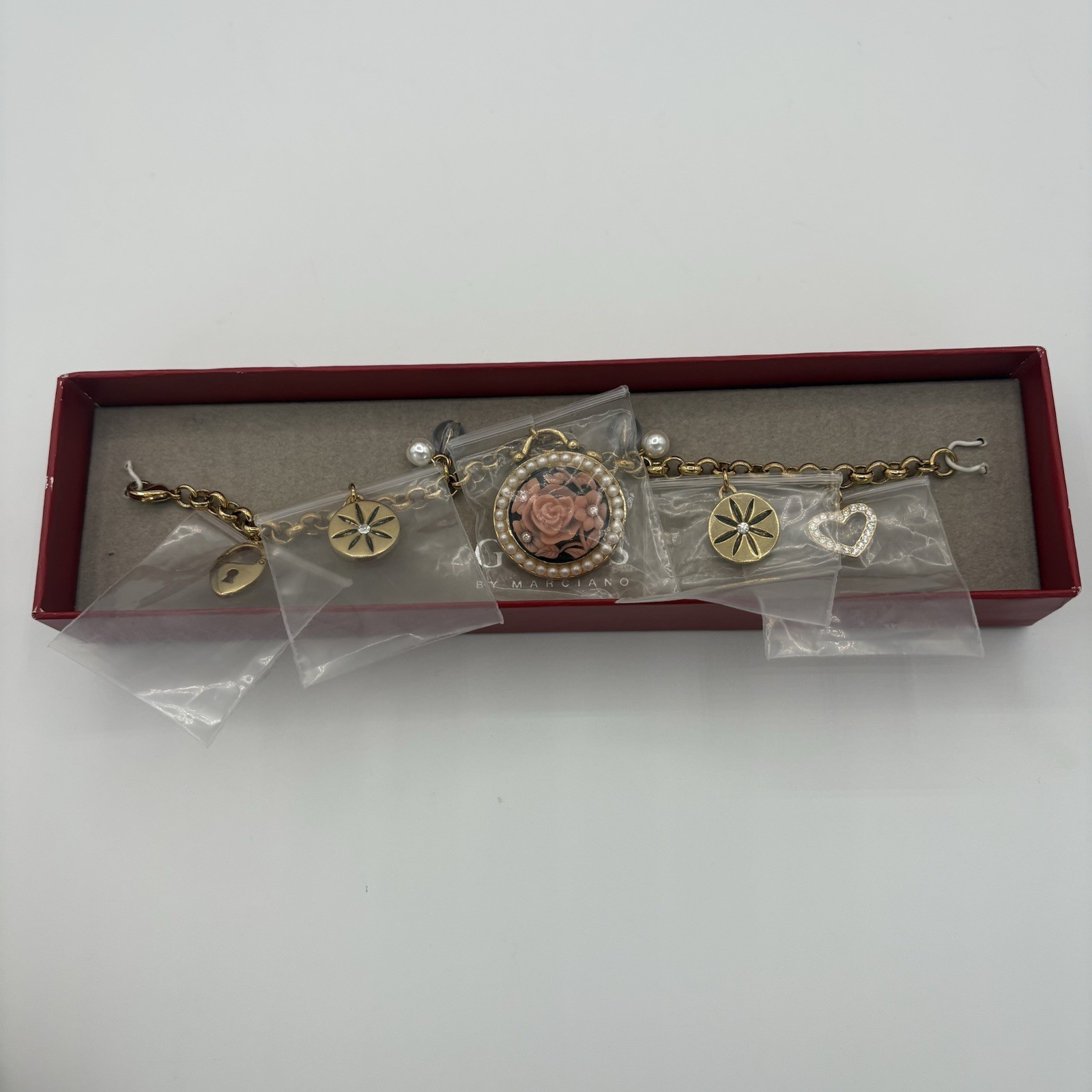 Charmed Link Bracelet Gold Tone Chain Heart Lobster Close Guess New in Box 7.5