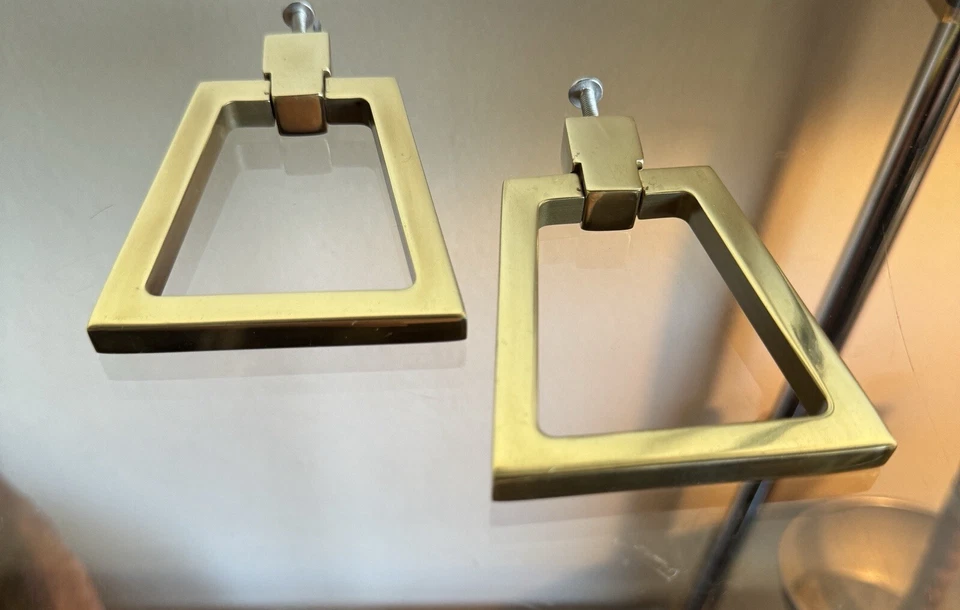 Par de tiradores de puerta de gabinete triángulo tirador de anillo de latón Foto 2 de 4