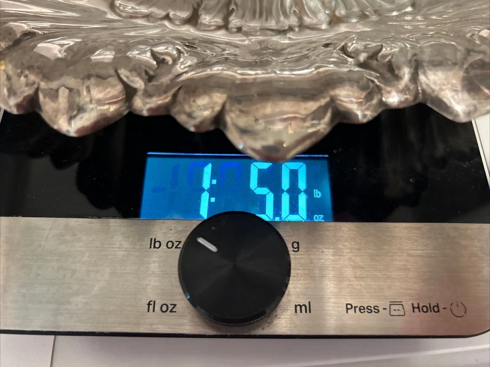 Plato rojo y bartón con monograma 1939 flor grabada Foto 3 de 4