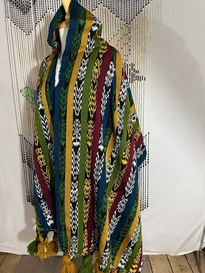 Xale grande tecido à mão guatemalteco decoração para casa pompons multicoloridos 80 x 28 - Imagem 2 de 4