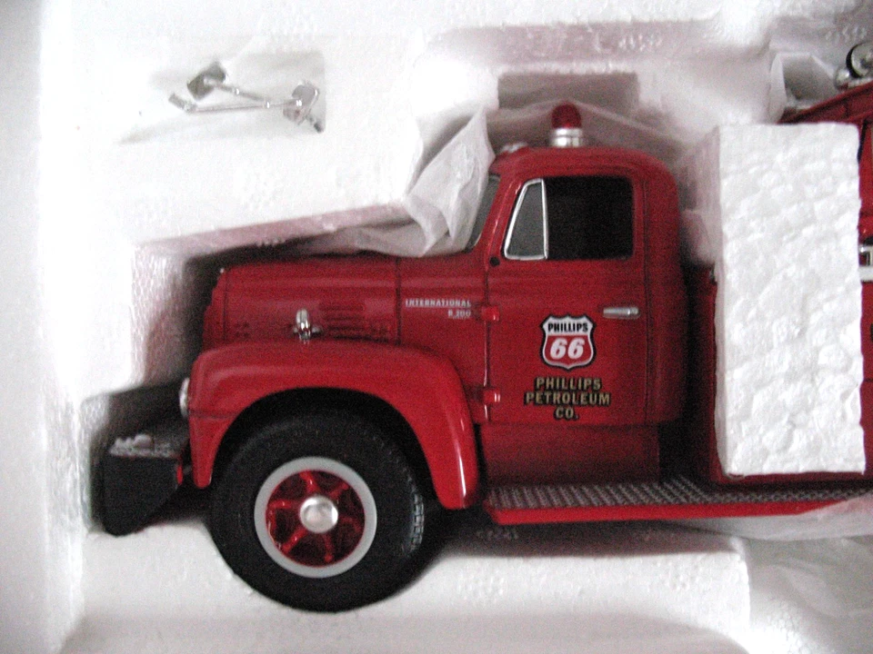 First Gear #19-1580 1957 IH R200 Phillips Petroleum Company (Phillips 66) - NOS - Image 2 of 4