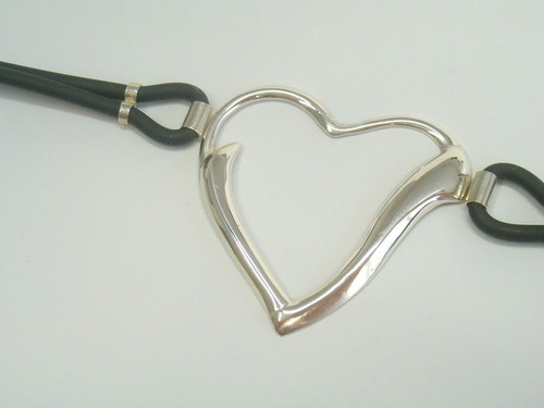 Armband mit HERZ und INITIALE " V " aus 925 Silber und Kautschuk - Armband - - Bild 1 von 4