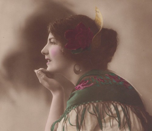 PORTRAIT EINER HÜBSCHEN JUNGEN FRAU : LÄCHELNDES KALENDERMÄDCHEN : VINTAGE FOTOGRAFIE - Bild 2 von 3