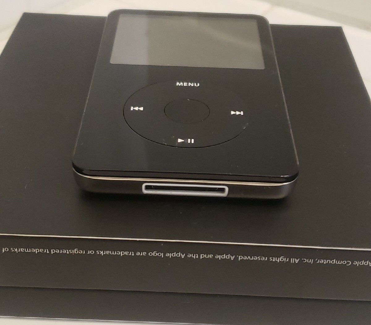 Apple A1136 30GB iPod Video 5th Generation - Black - CIB Apple A1136 30GB iPod Video 5th Generation - Black - CIB