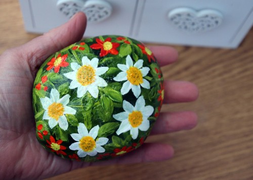 Hand-painted Stone Keepsake Unique Gift "Pretty Garden #12" by Judith Rowe - Picture 4 of 4