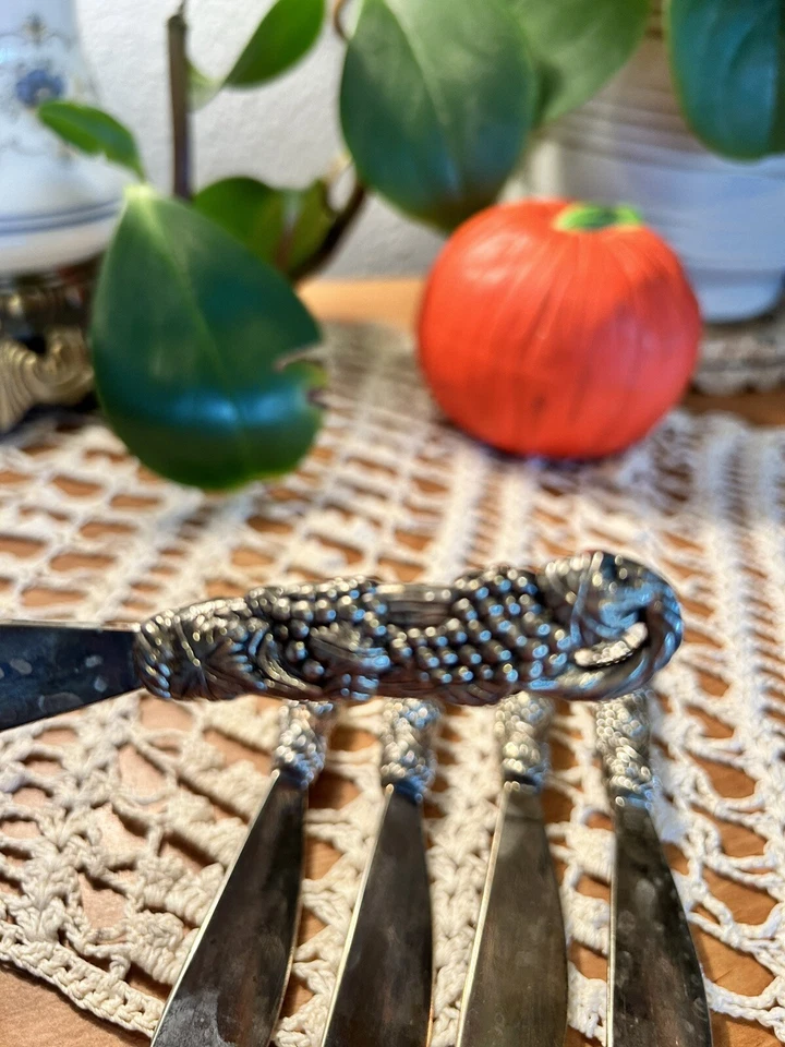 Cuchillos esparcidores de queso de plata Art Nouveau vintage con diseño de vid de uva Foto 2 de 4