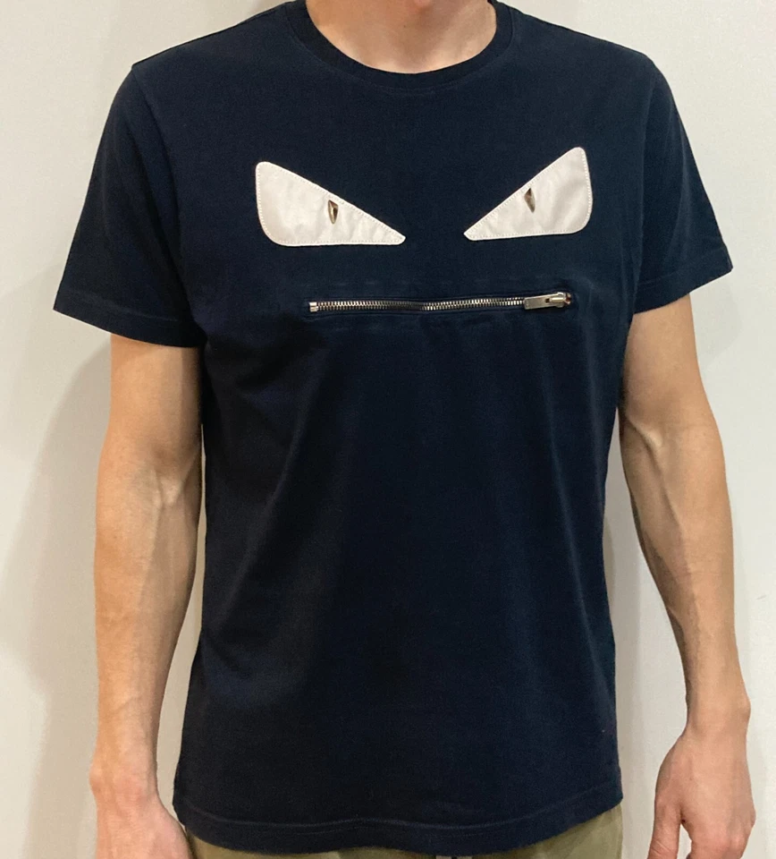 Camiseta de Colección Fendi Monster Bug Eyes Unisex con Cremallera Talla M/50 Color Azul Oscuro Foto 2 de 4