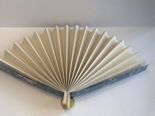Vintage Folding Fan - Blue Pink Flowers - In International Silver Box - Picture 24 of 24