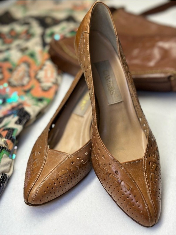 Vintage Women’s size 7.5 Kitten Heel Brown Leather Laser Cut Design Dress Shoe