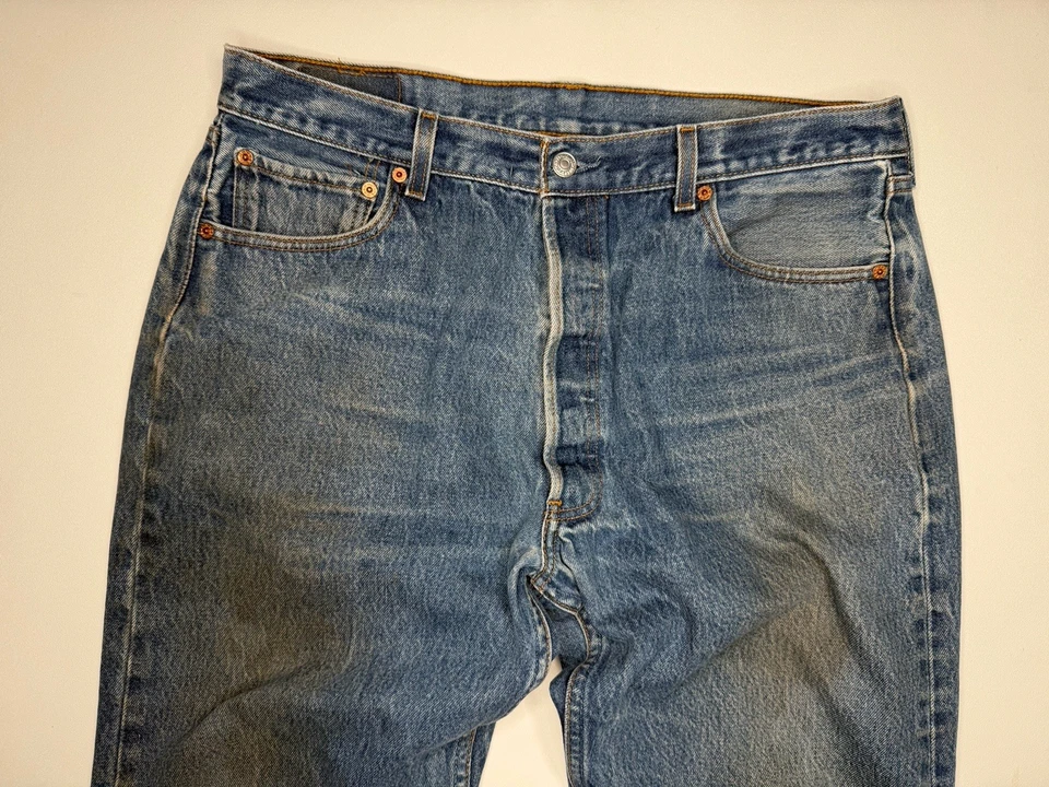 Jeans de mezclilla vintage Levi’s Levis 501 con botones 36 x 30* Foto 3 de 4