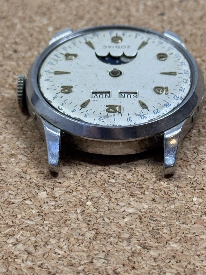 RARE VINTAGE 1957 ZODIAC DAY/DATE/MONTH MOONPHASE STAINLESS STEEL MENS WATCH - Image 4 of 4
