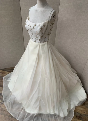 Bridal dress Givenchy wedding gown, silk embroidered leaves motif, sample dress  - Picture 13 of 24