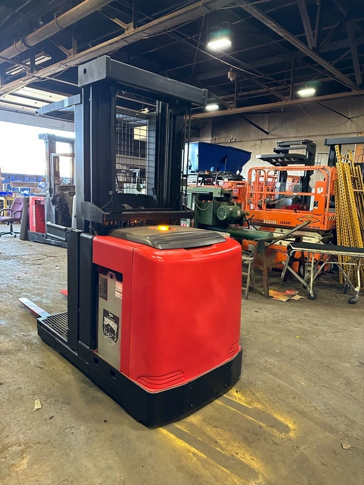RAYMOND ORDER PICKER 3000LB 273" LIFT W/ BATTERY&CHARGER 42" FORK 118" TALL - Image 2 of 4