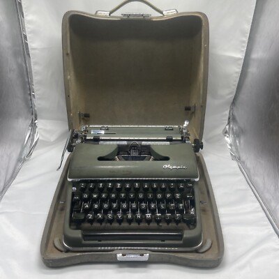 Olympia De Lux Portable Green Typewriter, 1956 SM-3 W/ Fitted Case. Tested Works
