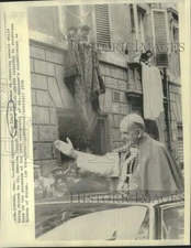 1974 Press Photo Pope Paul VI cheered in Rome's Jewish ghetto - now33623