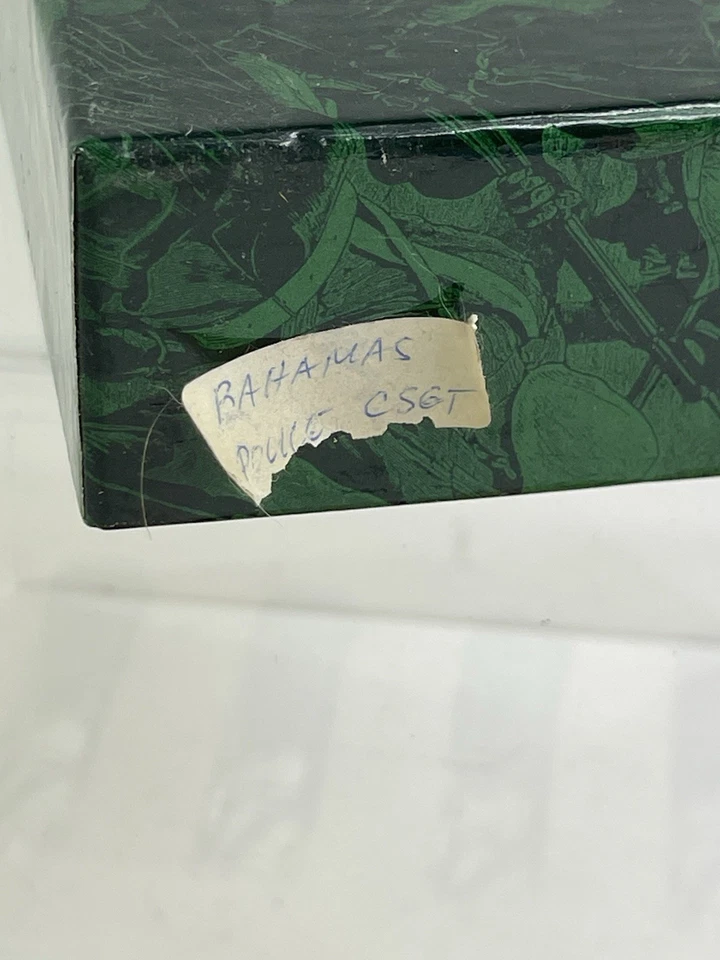 Banda de policía de Bahamas escolta 6 piezas por King & Country, conjunto brillante temprano retirado Foto 3 de 4