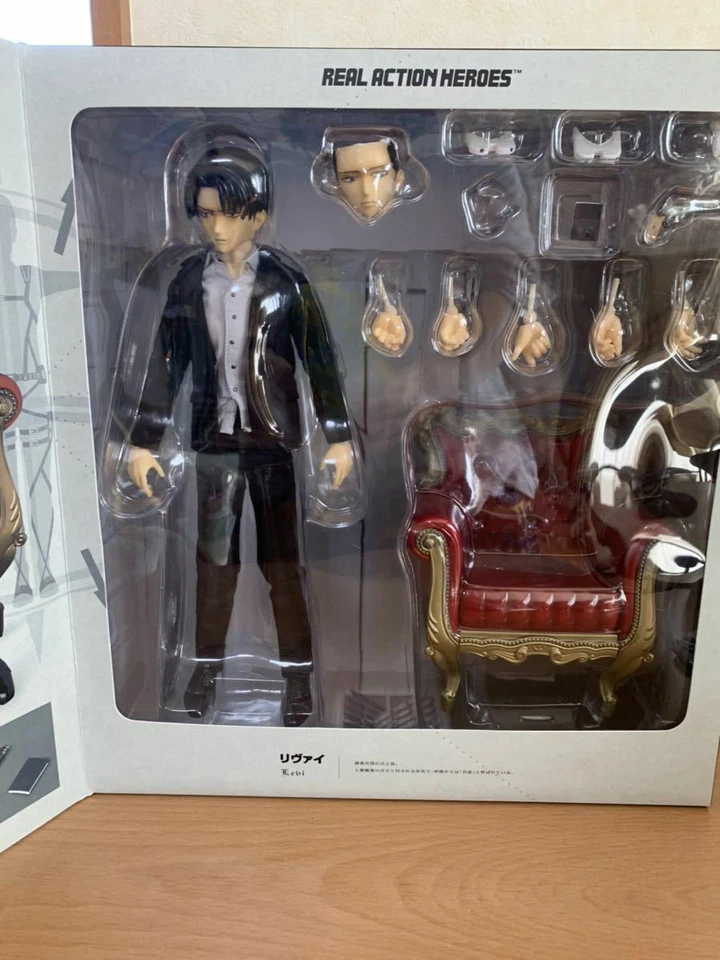 Traje de héroe de acción real Medicom Attack on Titan: Levi versión Figura de acción Foto 2 de 4