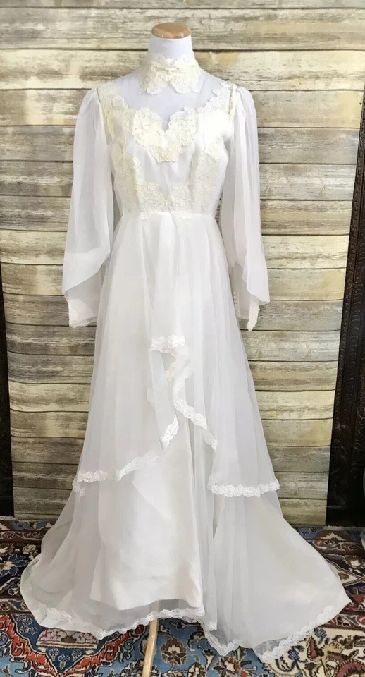 Vestido de novia vintage años 70 bohemio victoriano línea A encaje gasa cuello alto Foto 2 de 4