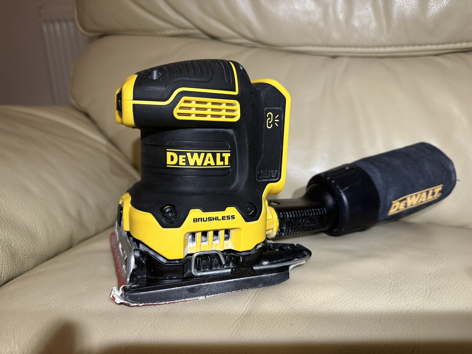 DeWalt DCW200NXJ 18V XR Liion Cordless Brushless 1/4 Sheet Sander