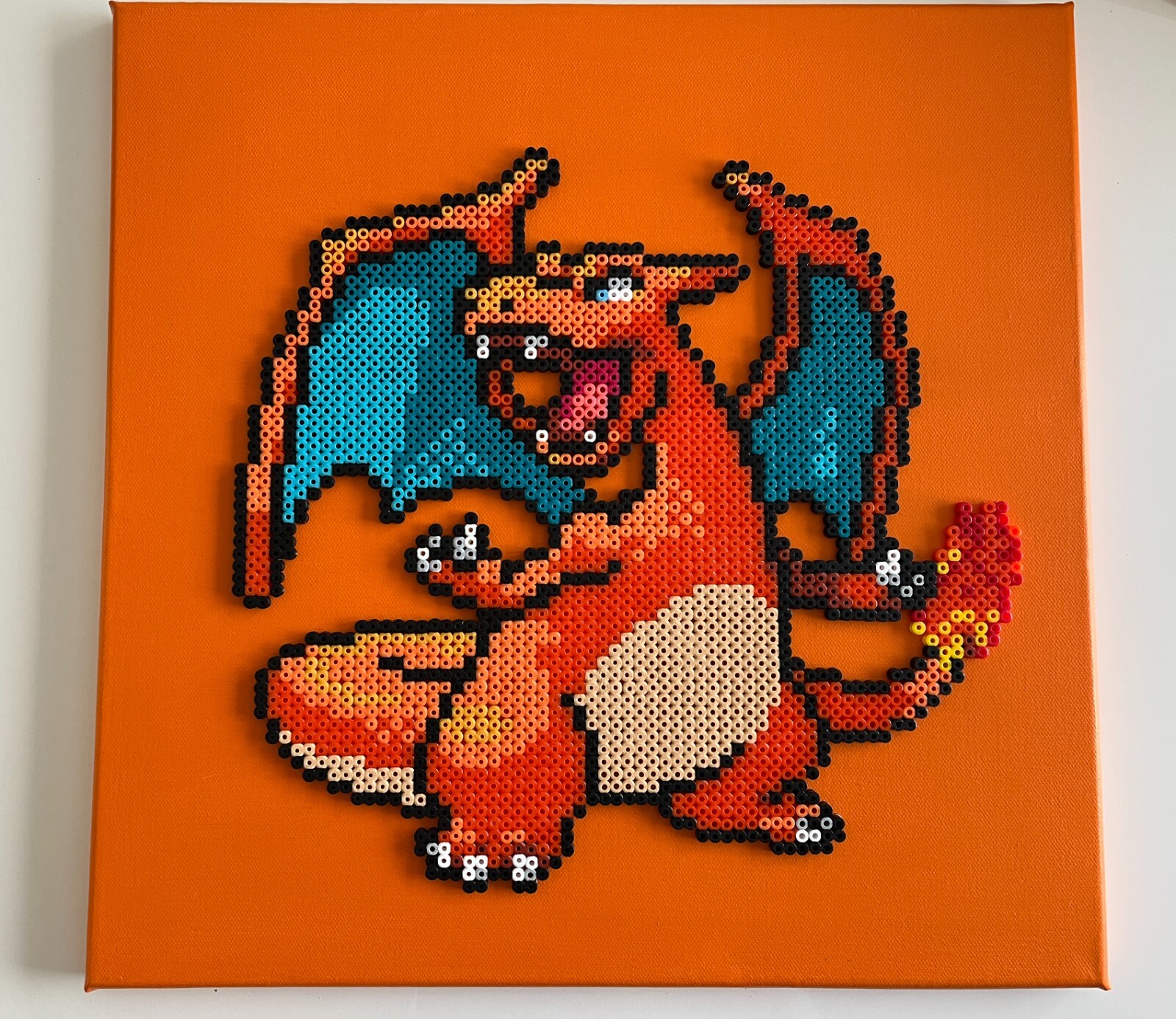 Tableau pixel art Dracaufeu 2 en perles à repasser pour décoration geek - 30x40 cm