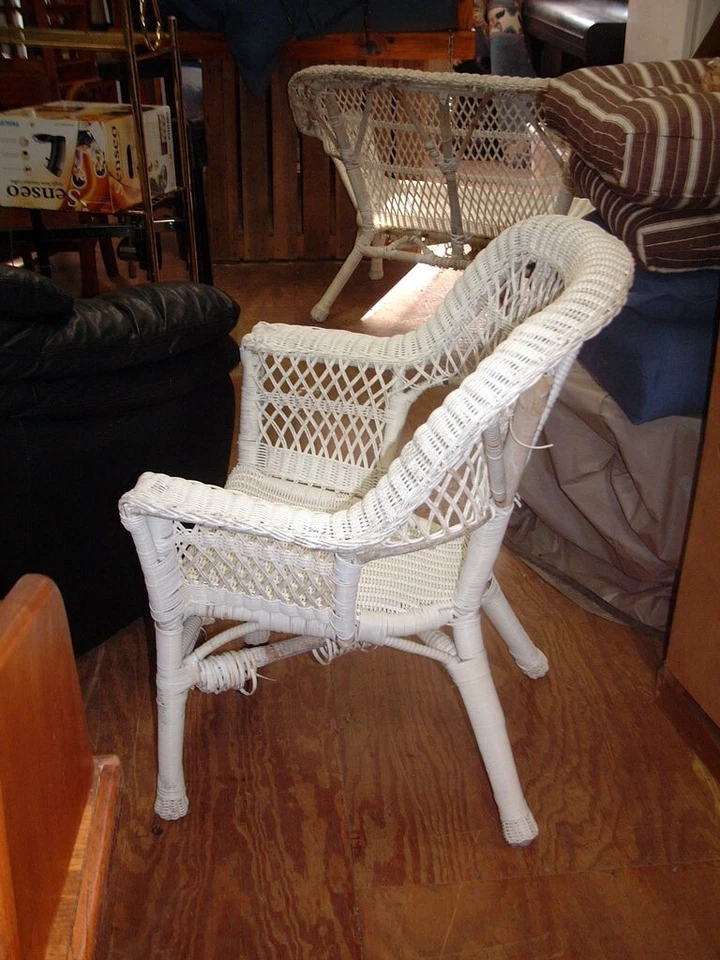 Silla vintage de vinilo de mimbre 34 X 30 X 26, BONITA Foto 3 de 4