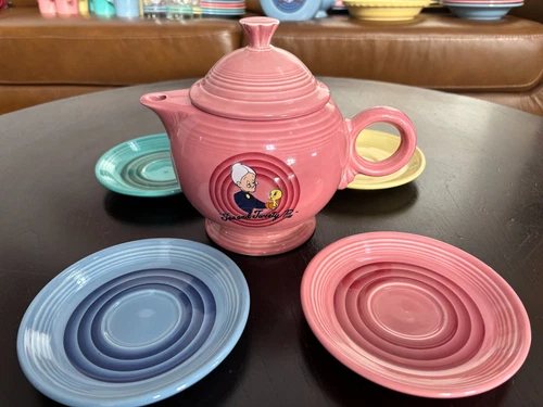 Vintage Fiestaware Fiesat Looney Tunes Tweety Bird Grand Maw Teapot and 4 plates